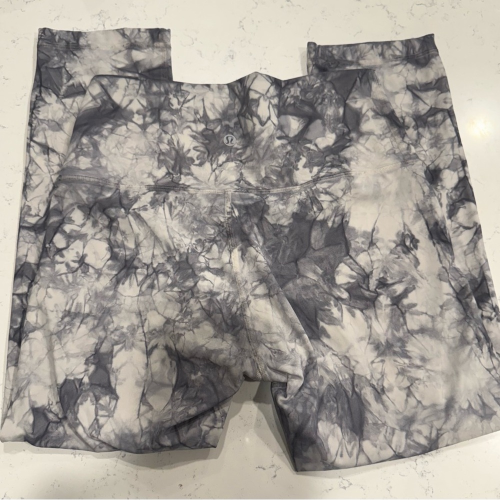 Lululemon Wunder Under High-Rise tights in a tie-dye shibori pattern size 6